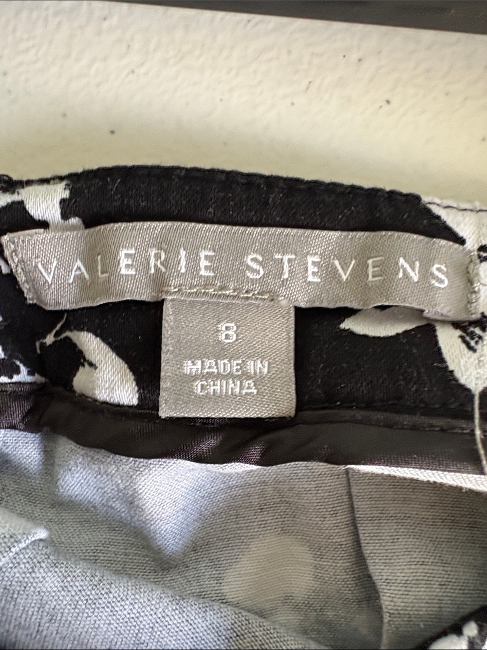 Valerie Stevens Black & White Floral A-Line Skirt Size 8 - Picture 2 of 4